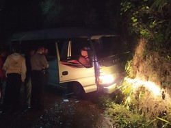Minibus Angkut Belasan Pendaki Lawu Tabrak Tebing, 1 Orang Tewas