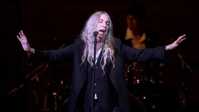 Patti Smith Dirawat di Rumah Sakit Italia karena Penyakit Misterius