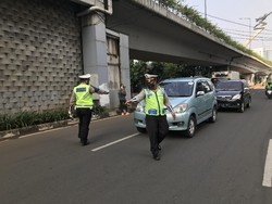 Polisi Tilang Belasan Mobil Pelanggar Ganjil Genap di Jalan Gatot Subroto