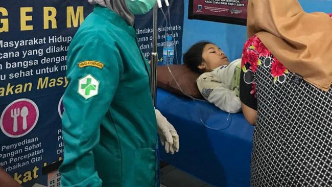 Sebanyak 67 orang mengalami keracunan makanan usai menyantap hidangan di sebuah hajatan di Carita, Banten.