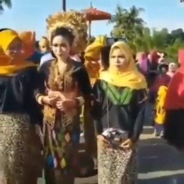 Sedih, Pria Ini Payungi Mantan Pacarnya yang Akan Nikah