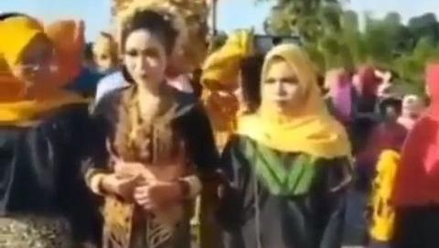 Sedih, Pria Ini Payungi Mantan Pacarnya yang Akan Nikah