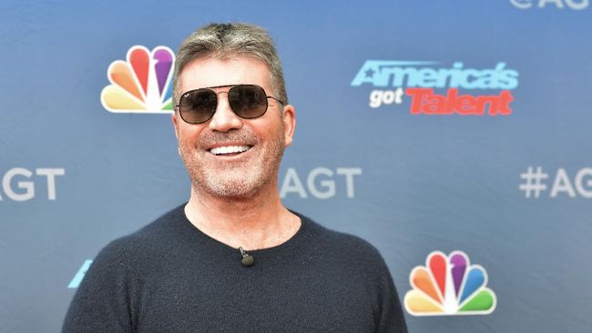 Simon Cowell bertunangan dengan Lauren Silvermann setelah 13 tahun berpacaran.