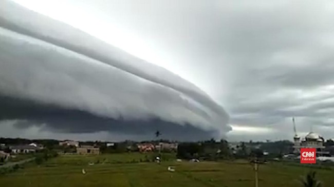 Awan Arus bila mengenak badan pesawat saat hendak mendarat atau lepas landas bisa mengalami turbulensi yang kuat.