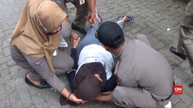 VIDEO: Pingsan Saat Terjaring Razia Masker