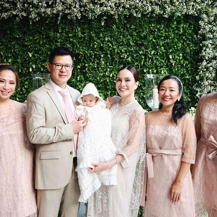 <p>Foto bersama para orang tua baptis anak Shandy Aulia. (Foto: Instagram @shandyaulia)</p>
