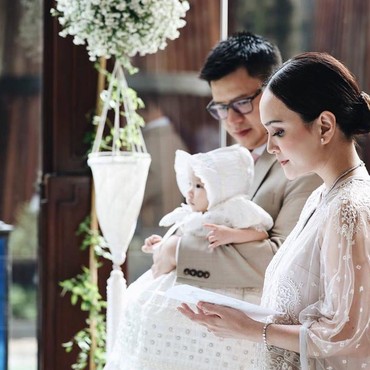 Demi Foto Estetik, Shandy Aulia & Suami Rela Guling-guling di Pantai