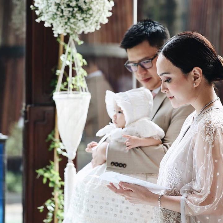 <p>Acara berlangsung khidmat. Shandy Aulia sempat terharu saat melakukan ibadah sakramen baptisan kudus. (Foto: Instagram @shandyaulia)</p>