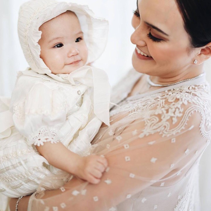 <p>Anak Shandy Aulia, Claire Herbowo baru saja menjalani pembaptisan, Bunda. (Foto: Instagram @shandyaulia)</p>