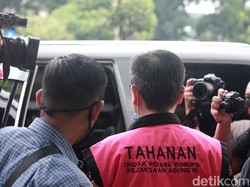 Beda dengan Pinangki, 7 Tahanan Kejagung Ini Ditampilkan Pakai Rompi Pink