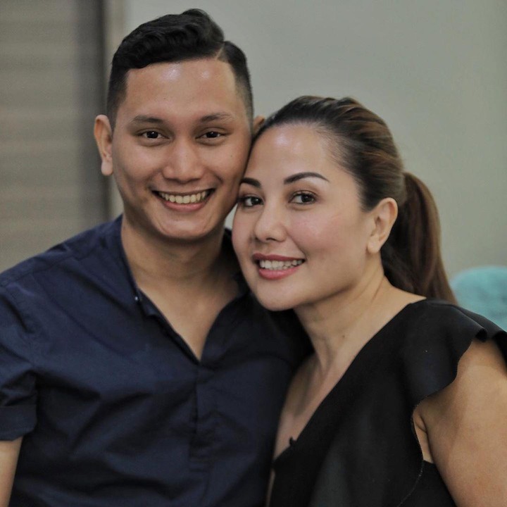 <p>Walaupun menikahi brondong, Emma Waroka mampu membuktikan keharmonisan rumah tangganya. (Foto: Instagram @soeharto_bagoes)</p>