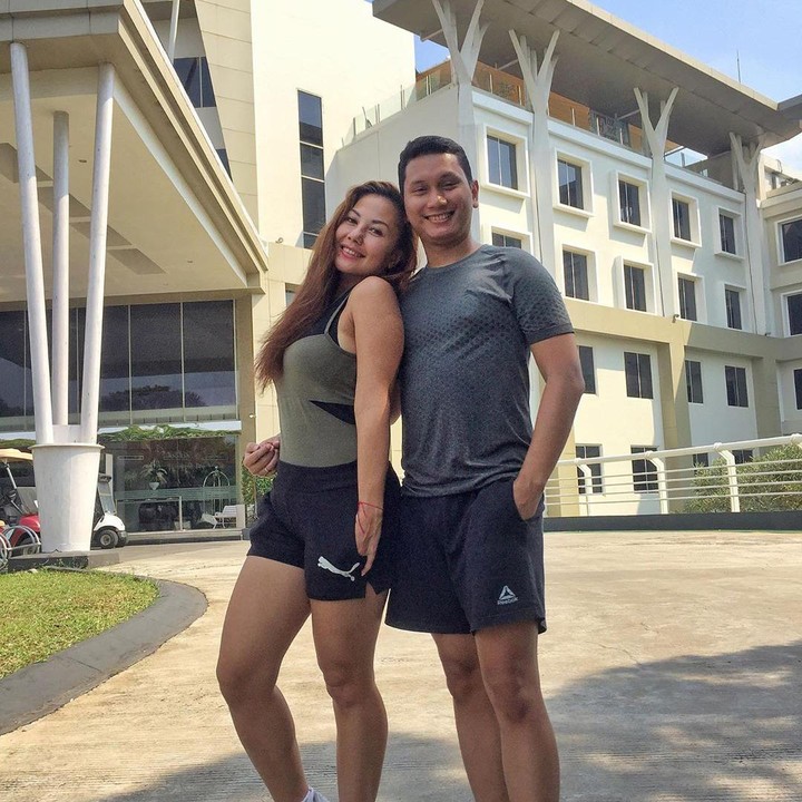 <p>Memang benar-benar body goals banget ya pasangan ini, Bunda. Semoga selalu mesra dan langgeng Emma dan suami. (Foto: Instagram @soeharto_bagoes)    </p>
