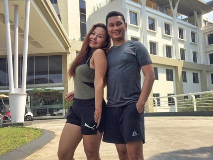 7 Potret Emma Warokka & Suami yang Lebih Muda 18 Tahun, Body Goals Banget