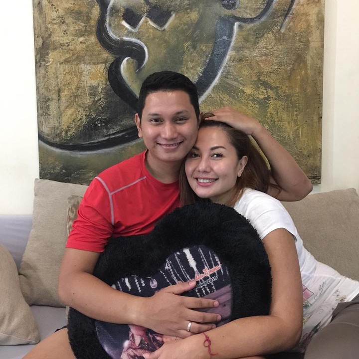 <p>Usia mereka terpaut 18 tahun lho, Bunda. (Foto: Instagram @emmawarokkaofficial)</p>