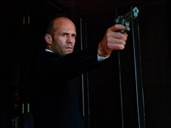 Lompatan Indah Jason Statham dari Kolam ke Kamera