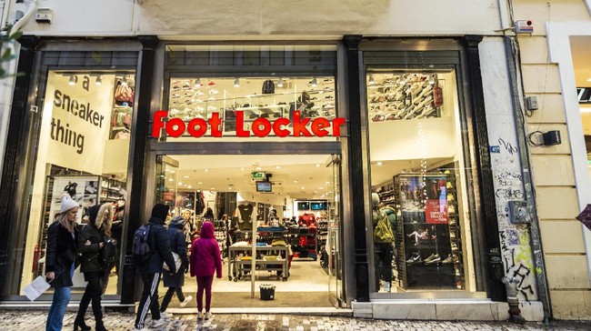 Penjualan sepatu Foot Locker meningkat 18 persen pada kuartal kedua, diyakini karena stimulus fiskal AS kepada masyarakat.