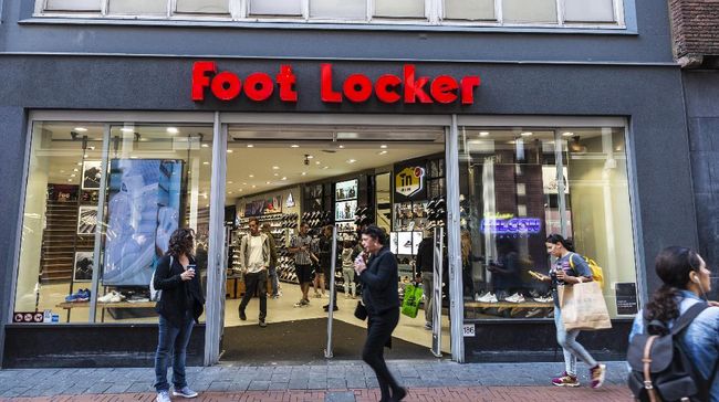 Kanye West dipecat Adidas dan diusir dari gedung Sketcher akibat ucapan Antisemit Kanye West, brand Foot Locker juga ogah kerjasama dengan Kanye West.