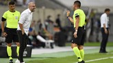 FOTO: Inter Milan Dekati Tangga Juara Liga Europa Inter Milan menang 2-1 atas Bayer Leverkusen pada babak perempat final Liga Europa dan butuh dua kemenangan lagi untuk mengangkat piala.