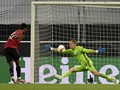Karl-Johan Johnsson, Kiper Copenhagen yang Buat MU Frustrasi