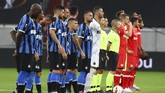 FOTO: Inter Milan Dekati Tangga Juara Liga Europa Inter Milan menang 2-1 atas Bayer Leverkusen pada babak perempat final Liga Europa dan butuh dua kemenangan lagi untuk mengangkat piala.