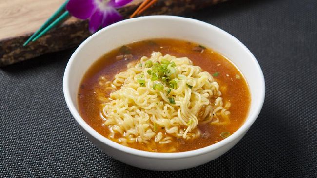 Ini yang Terjadi pada Tubuh Jika Sahur Cuma Makan Mi Instan