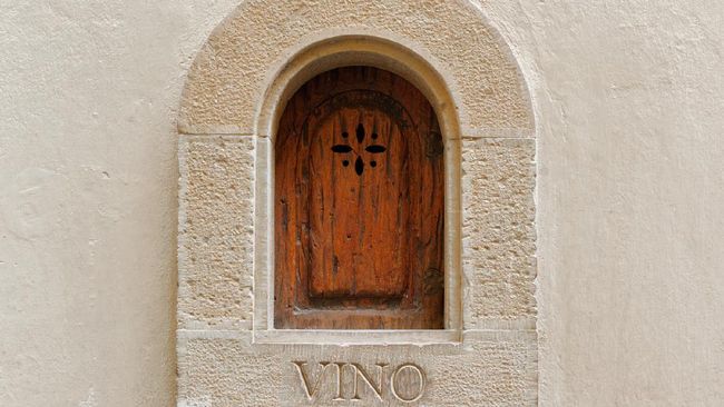 Buchette del vino, atau jendela wine, pertama kali digunakan saat Italia mulai menghadapi wabah penyakit menular pada tahun 1600-an.