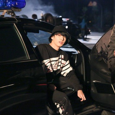 7 Foto Selfie Jungkook BTS di Mobil yang Bikin Jantung Berdebar