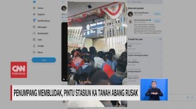 VIDEO: Penumpang Membludak, Pintu Stasiun Tanah Abang Rusak