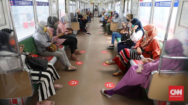 KRL Commuter Line Jabodetabek akan memberlakukan jadwal normal hingga pukul 24.00 WIB. Protokol kesehatan masih akan diberlakukan.