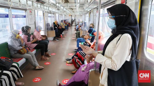 Masyrakat dianjurkan memakai masker saat beraktivitas di luar rumah, termasuk di transportasi umum.
