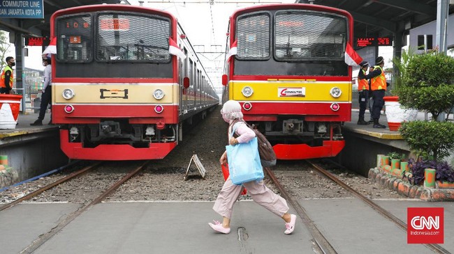 Jalur KRL di Stasiun Tebet terendam air dan mengakibatkan perjalanan KRL Commuter Line rute Maggarai-Bogor terganggu.