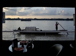 Turis Kini Tak Boleh Naik Perahu di Sungai Gangga Saat Malam