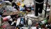 FOTO: Sisa Kerusuhan dan Aksi Penjarahan di Chicago Kerusuhan dan baku tembak antara massa dan polisi huru hara terjadi di kawasan pertokoan di pusat kota Chicago, Illinois, Amerika Serikat.