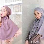 Tetap Kece, 7 Gaya Influencer Pakai Bergo Instan Saat di Rumah