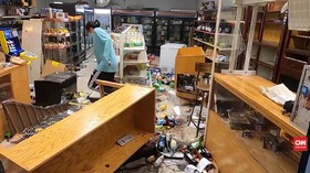 VIDEO: Kerusuhan Landa Chicago, 13 Polisi Terluka