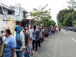 Abaikan Protokol COVID-19, Warga Solo Berjubel Ajukan Bantuan UMKM