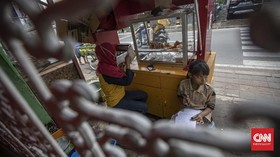 FOTO: Belajar Daring di Pinggir Jalan