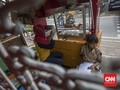 FOTO: Belajar Daring di Pinggir Jalan