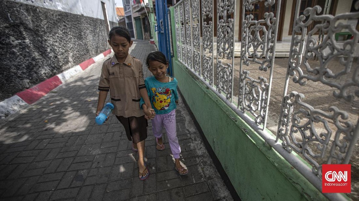 FOTO: Belajar Daring di Pinggir Jalan