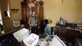 FOTO: Bertahan di Puing Rumah Sisa Ledakan Beirut Ledakan dahsyat yang terjadi di pelabhuan Beirut, Libanon menghancurkan rumah, gedung, meratakan pintu dan jendela milik warga.