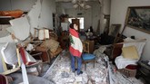 FOTO: Bertahan di Puing Rumah Sisa Ledakan Beirut Ledakan dahsyat yang terjadi di pelabhuan Beirut, Libanon menghancurkan rumah, gedung, meratakan pintu dan jendela milik warga.