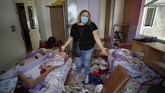 FOTO: Bertahan di Puing Rumah Sisa Ledakan Beirut Ledakan dahsyat yang terjadi di pelabhuan Beirut, Libanon menghancurkan rumah, gedung, meratakan pintu dan jendela milik warga.