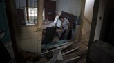 FOTO: Bertahan di Puing Rumah Sisa Ledakan Beirut Ledakan dahsyat yang terjadi di pelabhuan Beirut, Libanon menghancurkan rumah, gedung, meratakan pintu dan jendela milik warga.