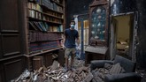 FOTO: Bertahan di Puing Rumah Sisa Ledakan Beirut Ledakan dahsyat yang terjadi di pelabhuan Beirut, Libanon menghancurkan rumah, gedung, meratakan pintu dan jendela milik warga.