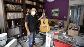 FOTO: Bertahan di Puing Rumah Sisa Ledakan Beirut Ledakan dahsyat yang terjadi di pelabhuan Beirut, Libanon menghancurkan rumah, gedung, meratakan pintu dan jendela milik warga.