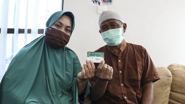 Zaki sempat harus berhenti menerima pengobatan untuk gagal ginjal yang ia derita. Kini, ia tenang berobat berbekal kartu JKN-KIS.