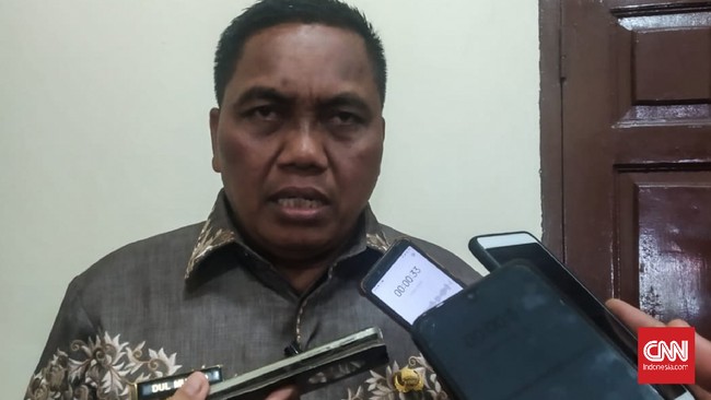 Bupati Aceh Singkil Dulmusrid terpapar COvid-19 untuk kedua kalinya. Sebelum terpapar Covid, Dulmursid sempat melakukan perjalanan ke Pak-pak Barat, Sumut.