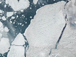Foto-foto Satelit Merekam Dataran Es di Arktika Terbelah