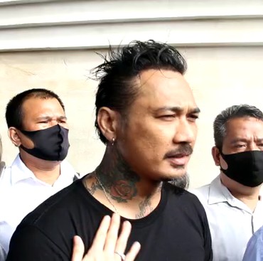 Begini Penampakan Jerinx SID Pakai Baju Tahanan
