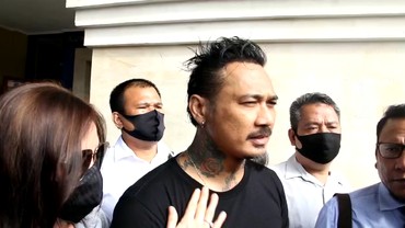 img-title Begini Penampakan Jerinx SID Pakai Baju Tahanan